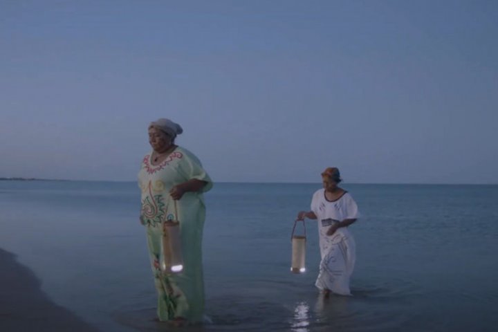 Đèn sạc bằng nước muối hoặc nước tiểu, sạc được cho điện thoại