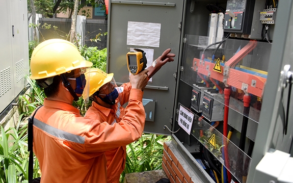Tiêu thụ điện cao kỷ lục do nắng nóng cao điểm ở miền Bắc và miền Trung