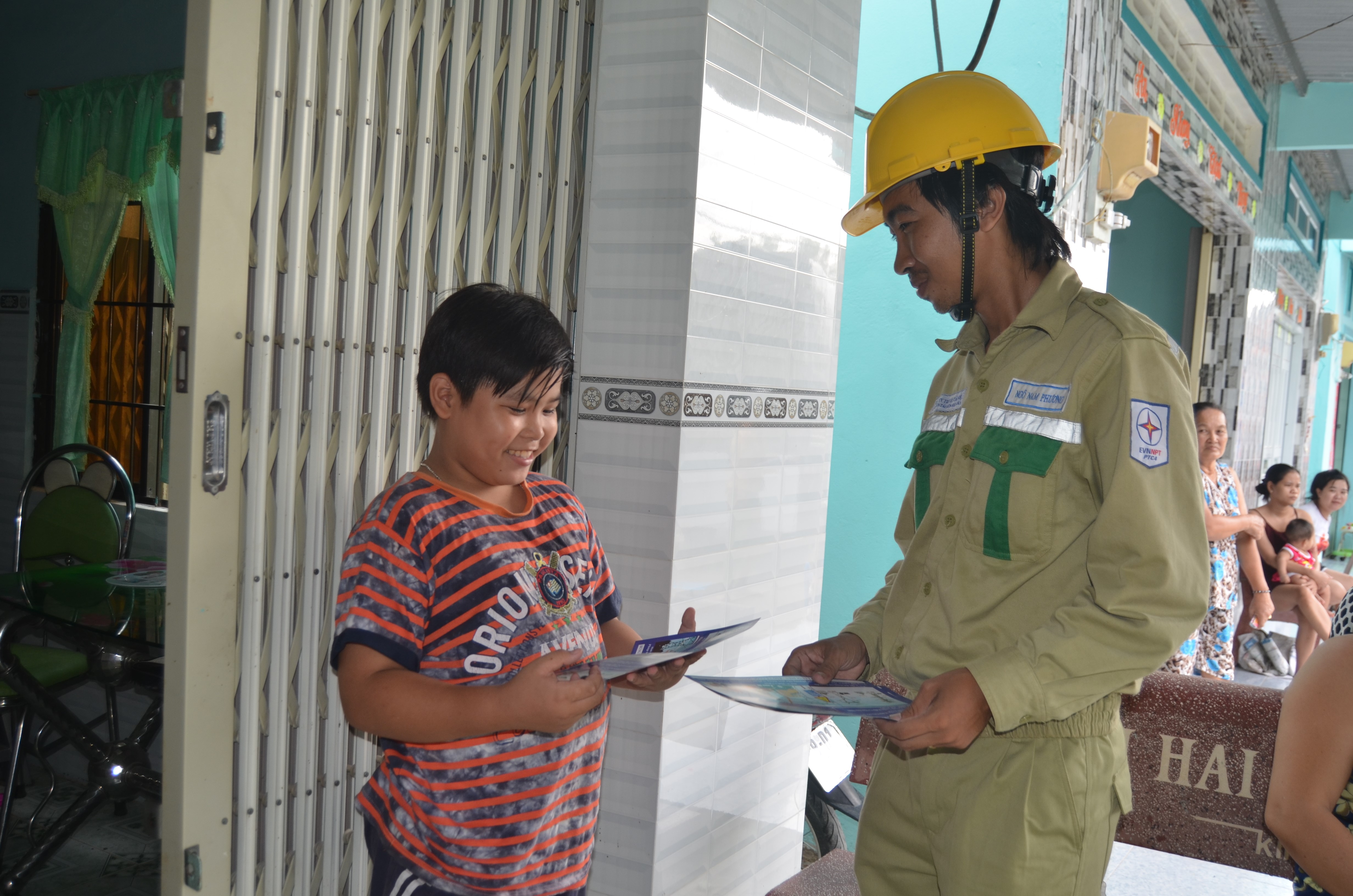 Kien Giang Power Company supports customers to save electricity