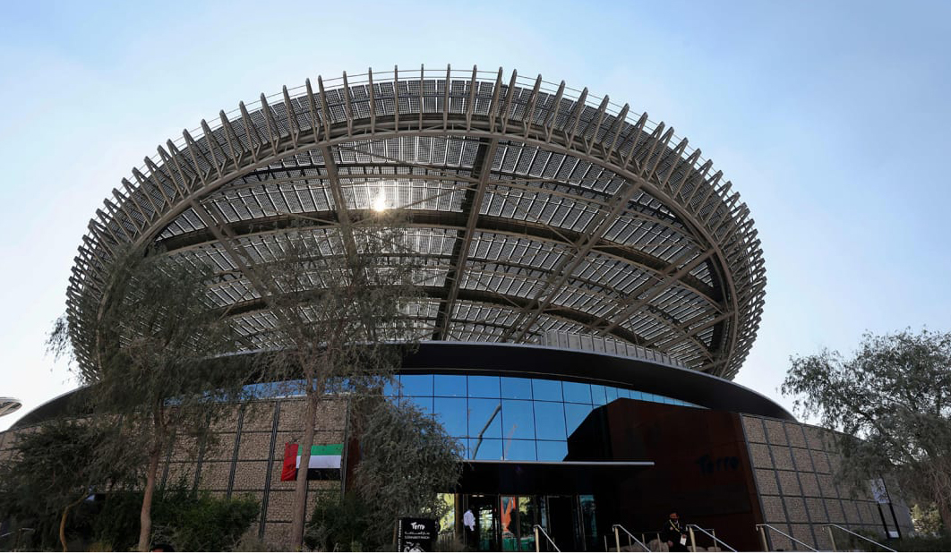 Tòa nhà xanh tự sản xuất điện và nước bằng năng lượng mặt trời