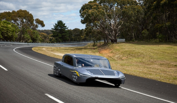 Kỷ lục xe ô tô điện năng lượng mặt trời sạc nhanh nhất cho một lần chạy