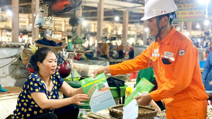 “Đi từng ngõ, gõ từng nhà” kêu gọi tiết kiệm điện