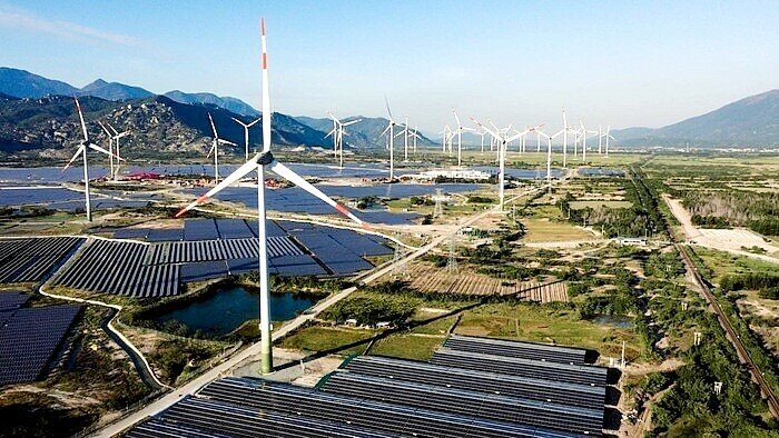 Về chuyển đổi năng lượng công bằng, đặt mục tiêu tỷ trọng NLTT trong tổng năng lượng sơ cấp ngưỡng 15-20% năm 2030 và khoảng 80-85% năm 2050.